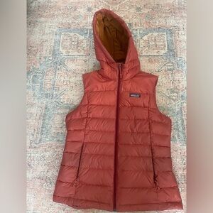 PATAGONIA down puffy vest women’s M. Lightly worn in perfect condition.